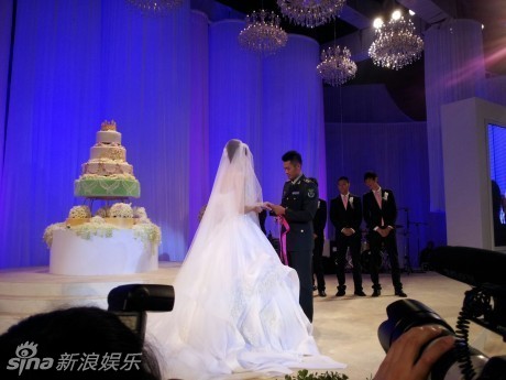 林丹谢杏芳婚礼现场拥吻 郎才女貌羡煞旁人