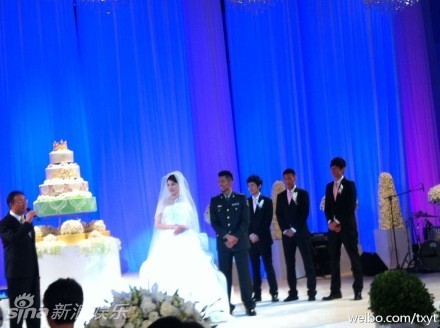 林丹谢杏芳婚礼现场拥吻 郎才女貌羡煞旁人