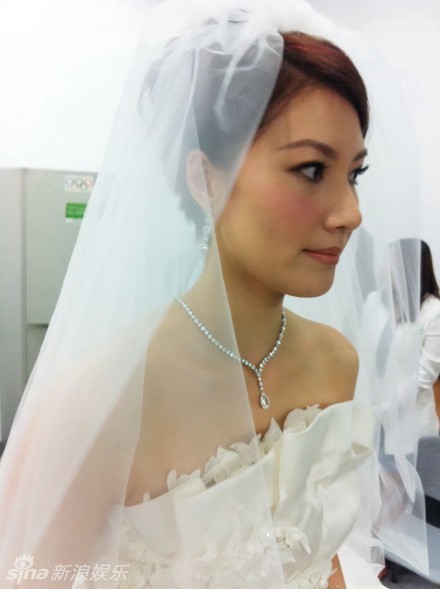 林丹谢杏芳婚礼现场拥吻 郎才女貌羡煞旁人