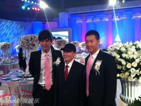 林丹谢杏芳婚礼现场拥吻 郎才女貌羡煞旁人