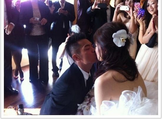 林丹谢杏芳婚礼现场拥吻 郎才女貌羡煞旁人