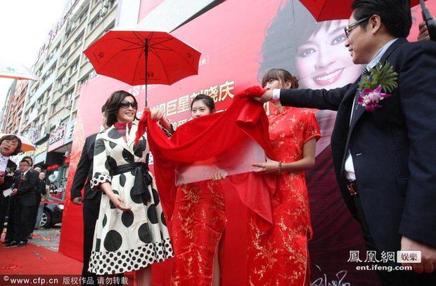 刘晓庆冒雨出席整容医院活动 现场混乱