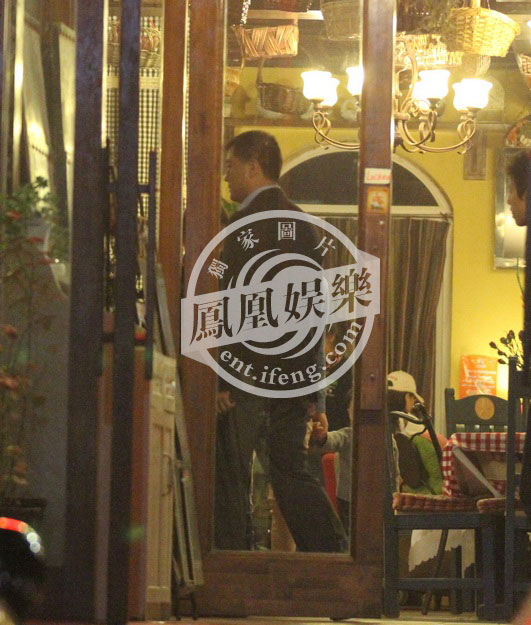 李亚鹏重阳节与母亲聚餐 不见老婆王菲(组图)