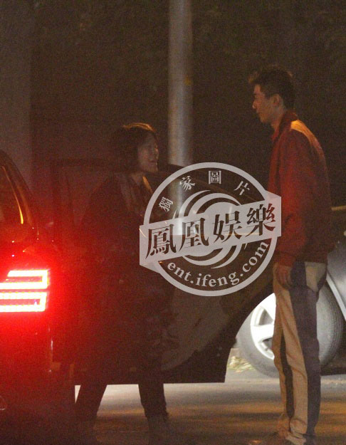 李亚鹏重阳节与母亲聚餐 不见老婆王菲(组图)