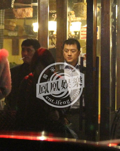 李亚鹏重阳节与母亲聚餐 不见老婆王菲(组图)