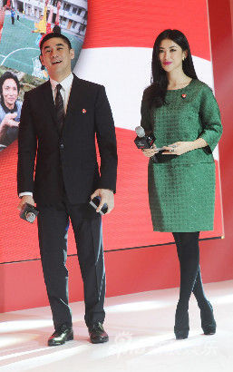 濮存昕慈善晚宴为女儿15万拍下孙杨游泳课