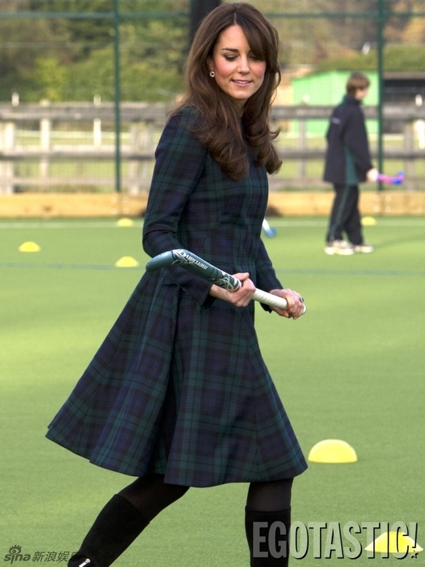 组图：凯特王妃亮相母校打曲棍球英气十足