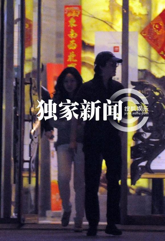 李云迪深夜约会神秘女 同返公寓疑同居(图)