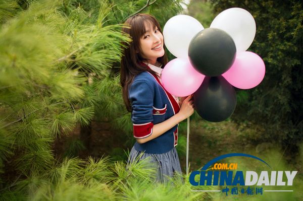 张俪清新写真如邻家少女 手持气球展灿烂笑容/图