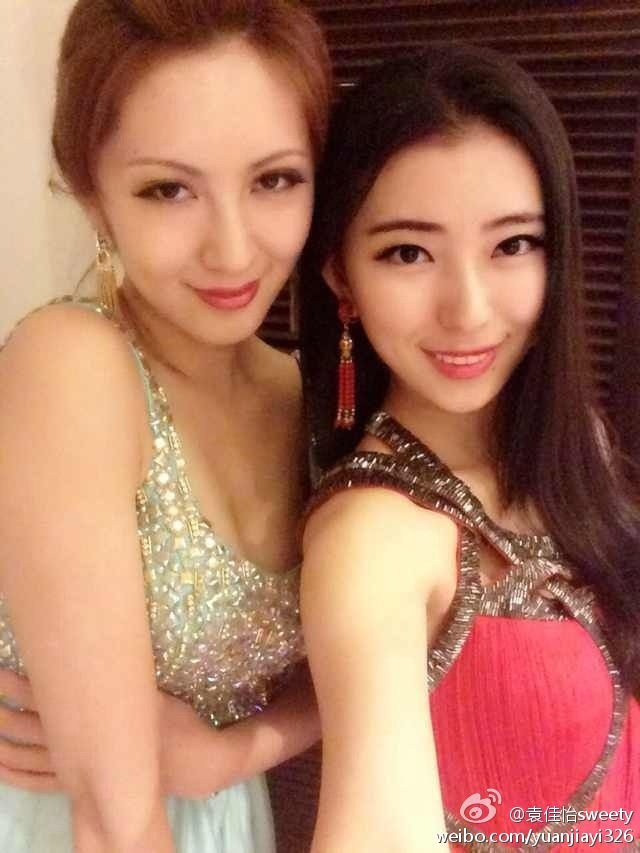 北大校花袁佳怡叫板清华章泽天:葡萄酒喝出雪碧味
