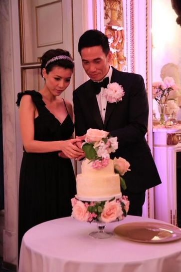 陈豪夫妇婚后首次现身 陈茵薇穿宽松衫遮肚
