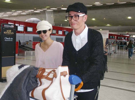 陈豪夫妇婚后首次现身 陈茵薇穿宽松衫遮肚
