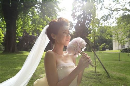 陈豪夫妇婚后首次现身 陈茵薇穿宽松衫遮肚