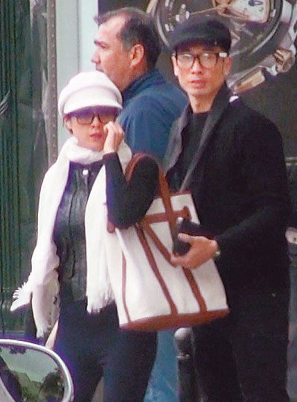 陈豪夫妇婚后首次现身 陈茵薇穿宽松衫遮肚