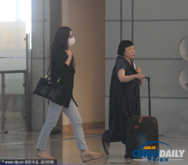 赵薇戴口罩现身机场 防狗仔与女儿分头行动