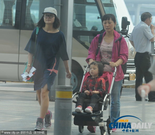 赵薇戴口罩现身机场 防狗仔与女儿分头行动