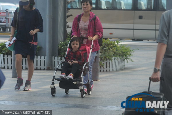 赵薇戴口罩现身机场 防狗仔与女儿分头行动