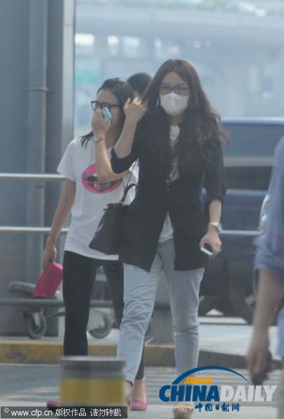赵薇戴口罩现身机场 防狗仔与女儿分头行动