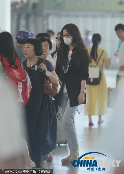 赵薇戴口罩现身机场 防狗仔与女儿分头行动