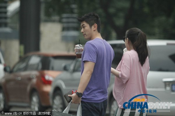 霍思燕挺超大孕肚逛街抢镜 获老公杜江悉心呵护