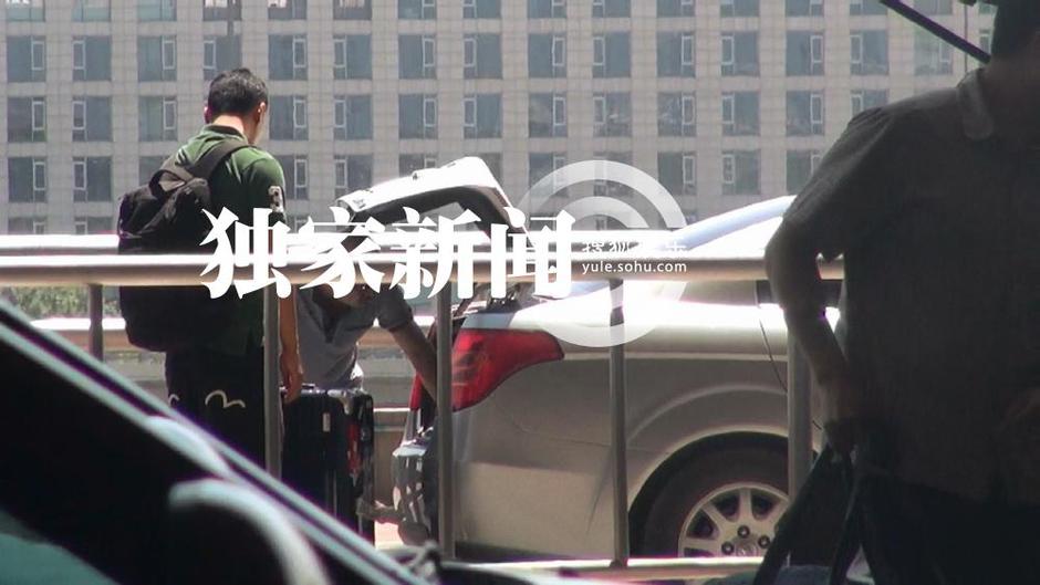 何洁与男友回老家登记 温柔挽臂回京 新爱巢曝光