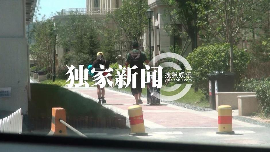 何洁与男友回老家登记 温柔挽臂回京 新爱巢曝光