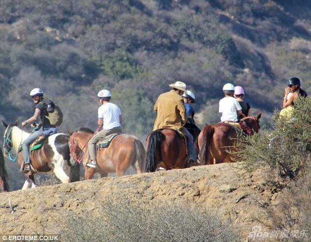 小贝一家骑马出游 辣妹变身酷帅女骑士[11]- 时