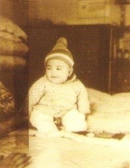 曝童年王菲与母亲合影 相互依偎显温情(组图)