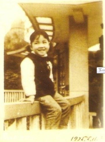 曝童年王菲与母亲合影 相互依偎显温情(组图)