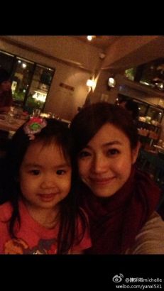 陈妍希晒温馨全家福 漂亮似妈妈