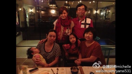 陈妍希晒温馨全家福 漂亮似妈妈