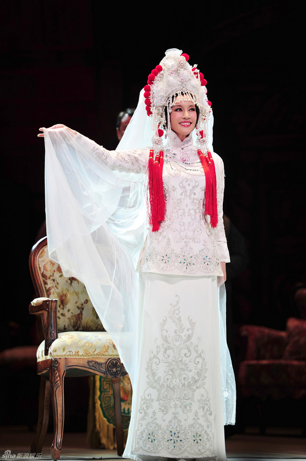 刘晓庆婚后将离舞台 曾披婚纱谢幕