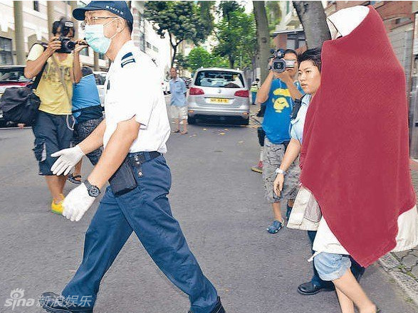 沈星遭男友捉奸 男友翻窗动粗全程记录