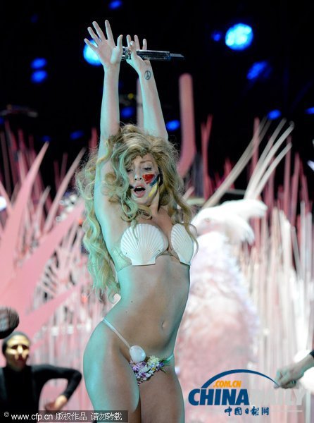 Lady Gaga贝壳遮胸风骚开唱 换装6套性感喷血