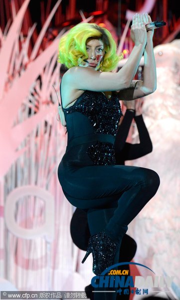 Lady Gaga贝壳遮胸风骚开唱 换装6套性感喷血