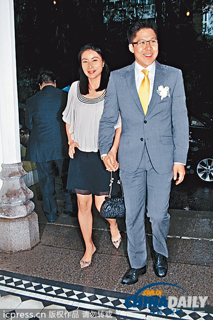 霍启刚宣布妻子郭晶晶产下一子 儿子体重3.3公斤