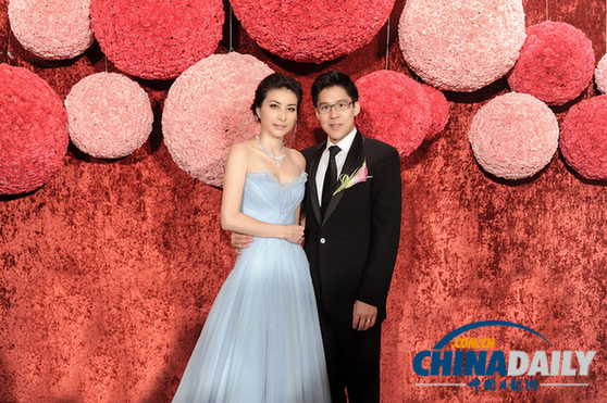 霍启刚宣布妻子郭晶晶产下一子 儿子体重3.3公斤