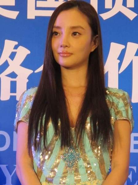 李小璐整容后遗症凸显 盘点昔日灵动清纯美照