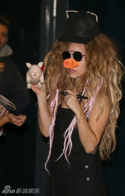 Lady Gaga戴猪鼻上阵 侧身露内衣现纹身