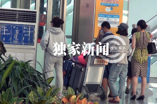 赵薇宽松穿衣疑怀孕 刘烨调侃爱吃酸间接证实