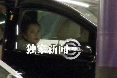 赵薇宽松穿衣疑怀孕 刘烨调侃爱吃酸间接证实