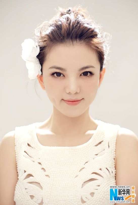 李湘唯美写真曝光头戴花穿白裙娇嫩[1]- 中文文