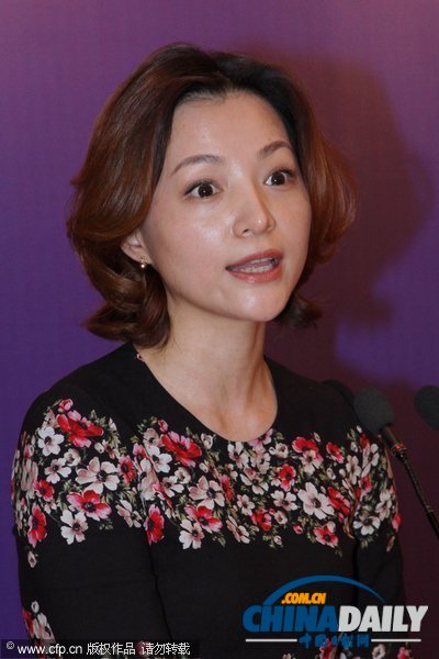 朱军发新书妻子、央视女主持捧场 董卿素颜清纯