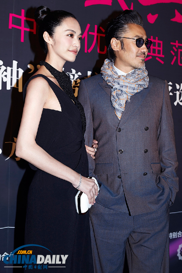 姚晨露背长裙性感亮相 新剧搭档吴秀波演律师