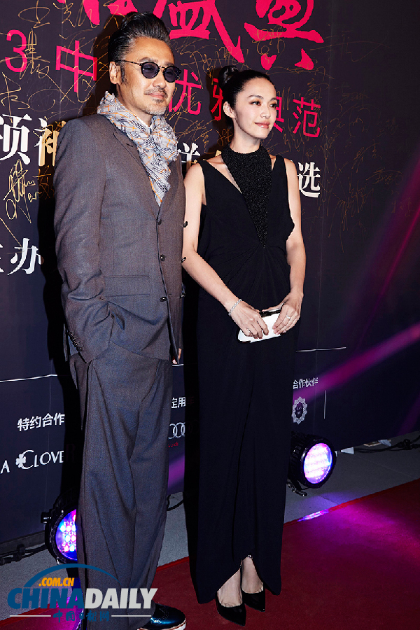 姚晨露背长裙性感亮相 新剧搭档吴秀波演律师