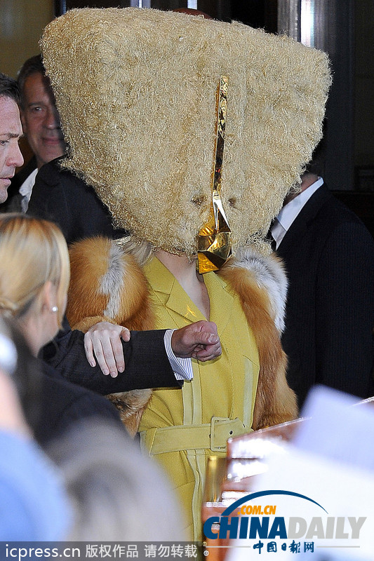Lady Gaga又出逆天造型 手提包式头套蒙面亮相