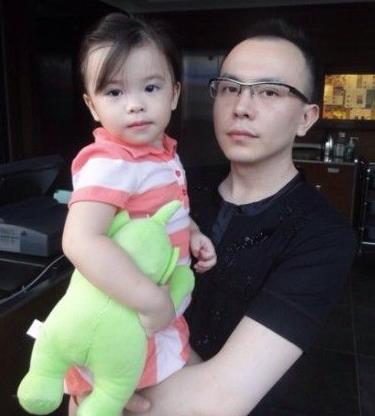 刘涛老公首次抱儿女出镜 宝宝似混血儿