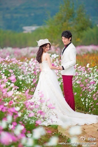 白冰曝婚纱照宣布结婚 老公为新晋男模
