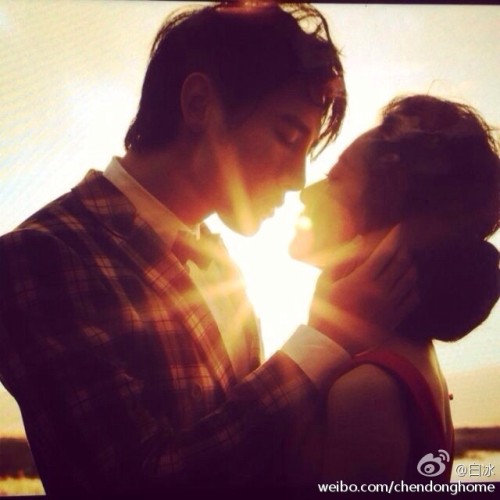 白冰曝婚纱照宣布结婚 老公为新晋男模