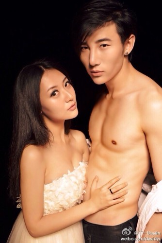 白冰曝婚纱照宣布结婚 老公为新晋男模